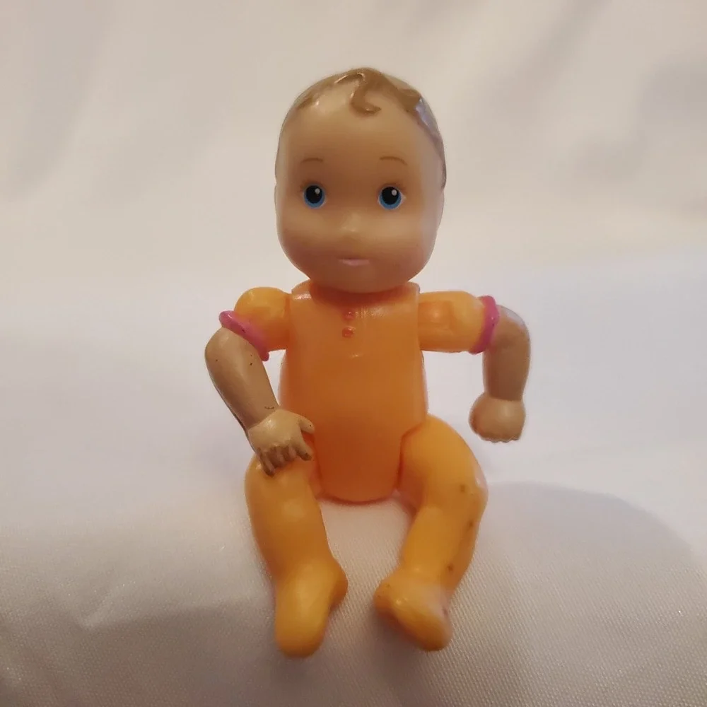 Fisher-Price Loving Family Dollhouse Girl Baby Doll Figure in Orange‎ Sleeper